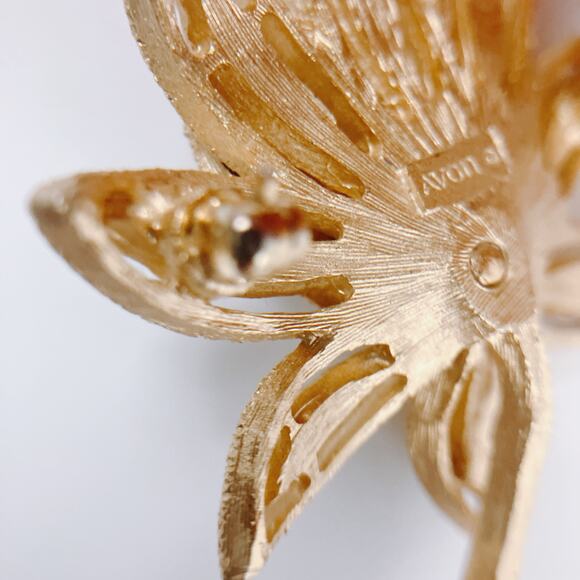 VTG Mid Century Avon Gold Tone Lotus Flower Brooch Pin Openwork Floral Design - Picture 4 of 4